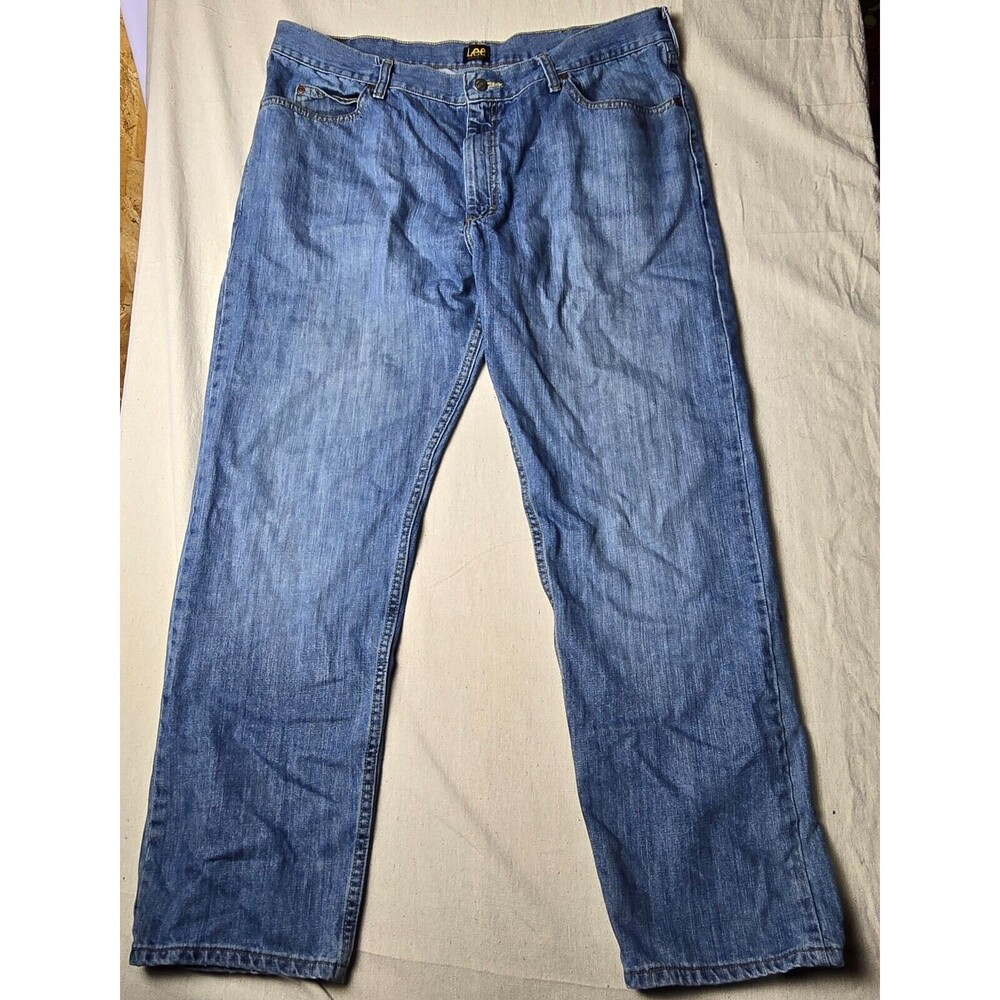 Lee Men’s Medium Denim Jeans Size 42x32 Straight Leg Regular Fit Classic Style